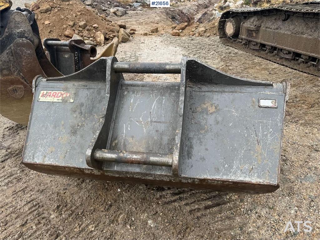 Kobelco SK230SRLC-5 Tracked Excavator w/ Tilt, Bucket and