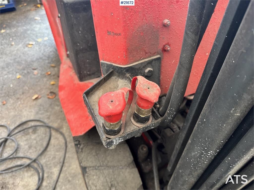 Linde E16 EL Truck w/extensions.