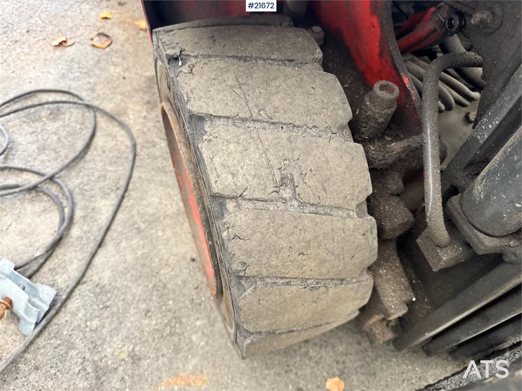 Linde E16 EL Truck w/extensions.