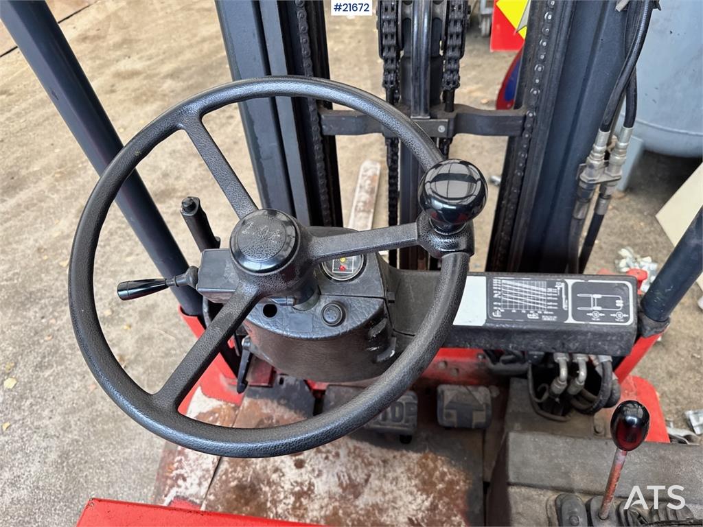 Linde E16 EL Truck w/extensions.