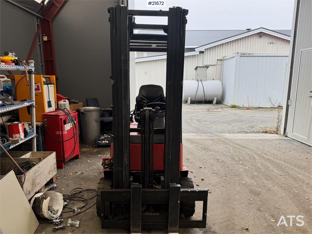 Linde E16 EL Truck w/extensions.