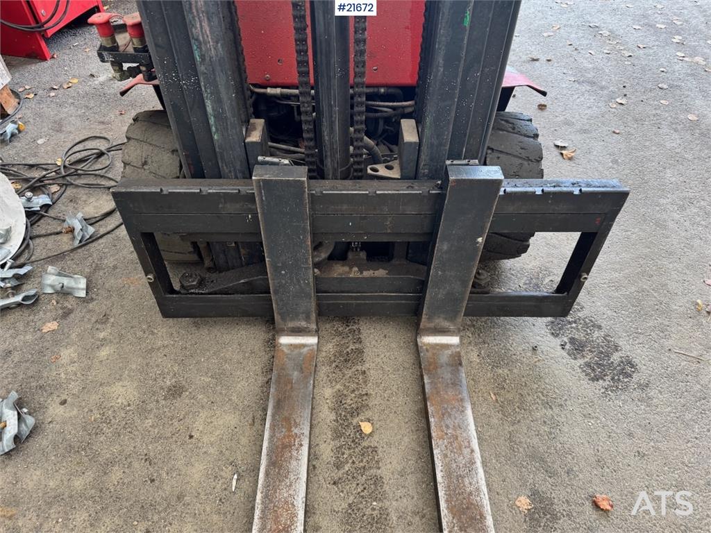 Linde E16 EL Truck w/extensions.