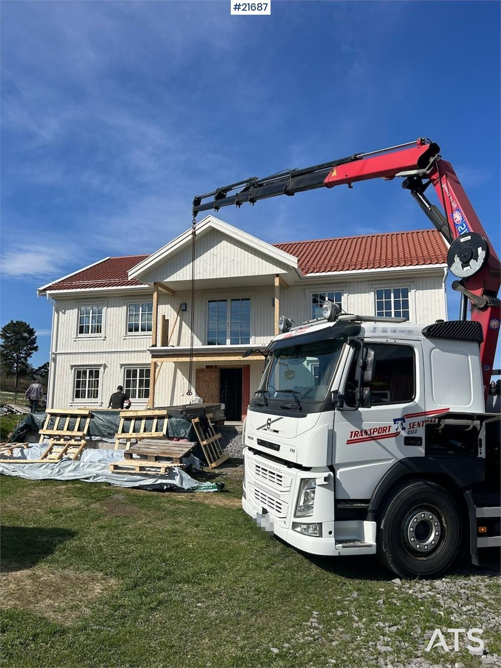 Volvo FM450 Crane Truck w/ 21 t/m HMF crane and Lift. 19