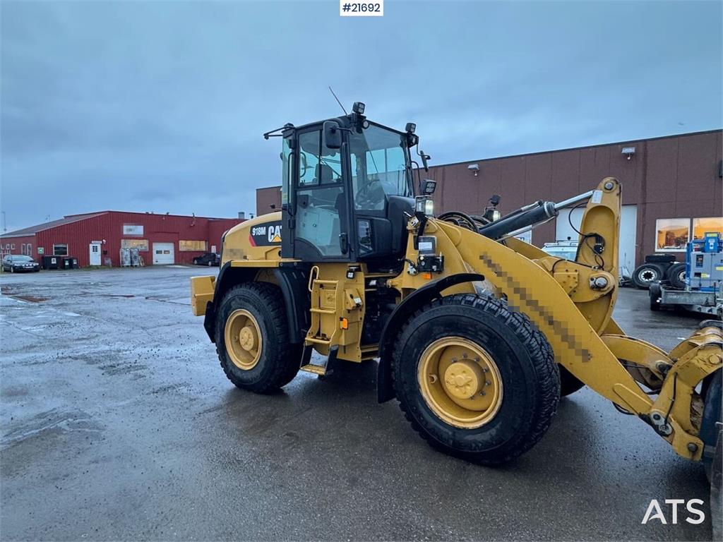 CAT 918M wheel loader w/ grading bucket, flap wing buc