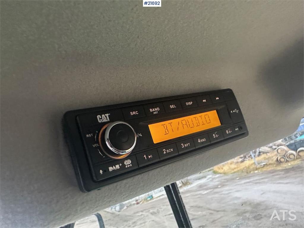 CAT 918M wheel loader w/ grading bucket, flap wing buc