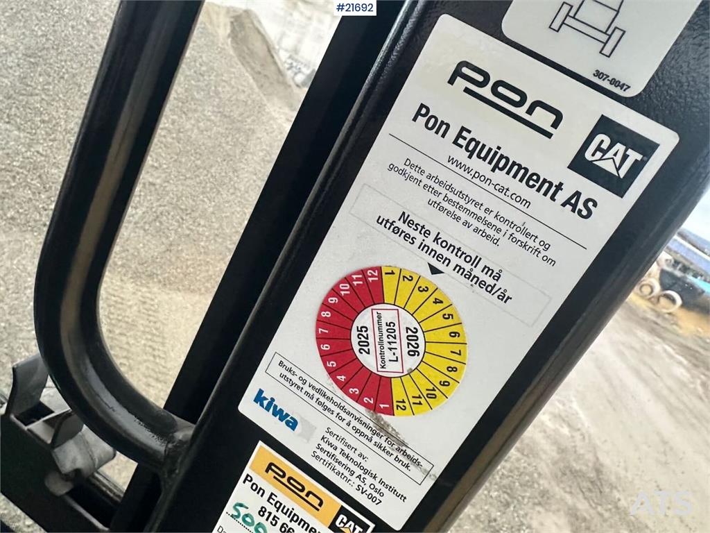 CAT 918M wheel loader w/ grading bucket, flap wing buc