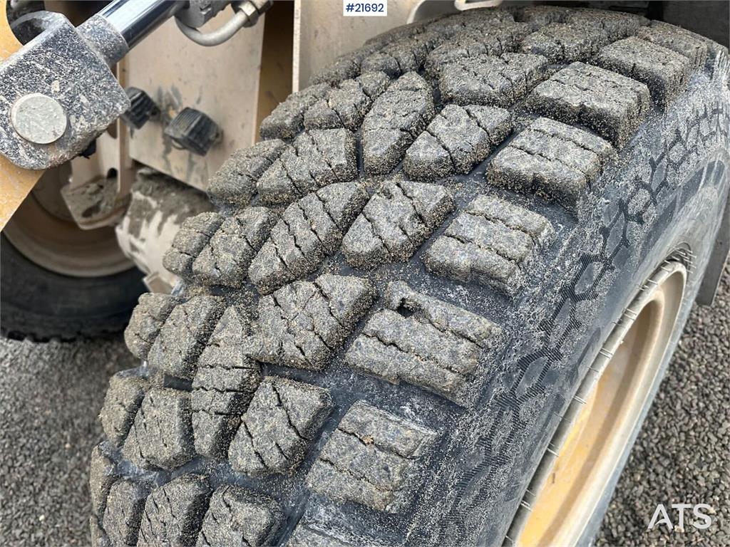 CAT 918M wheel loader w/ grading bucket, flap wing buc