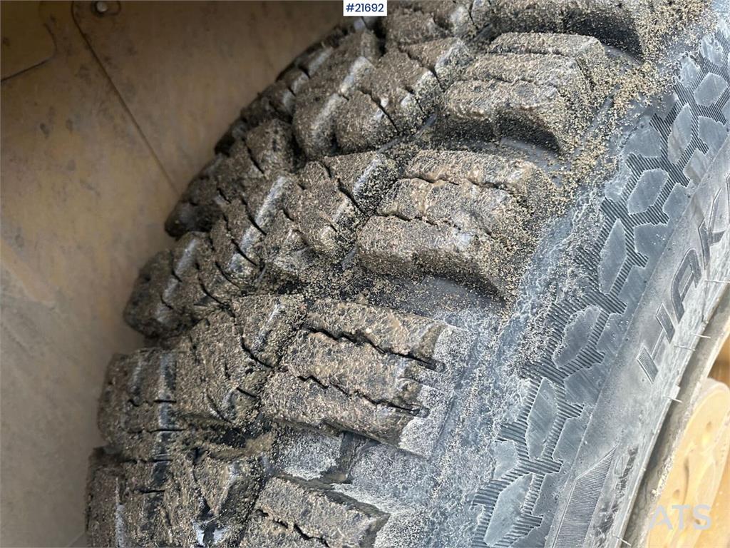 CAT 918M wheel loader w/ grading bucket, flap wing buc