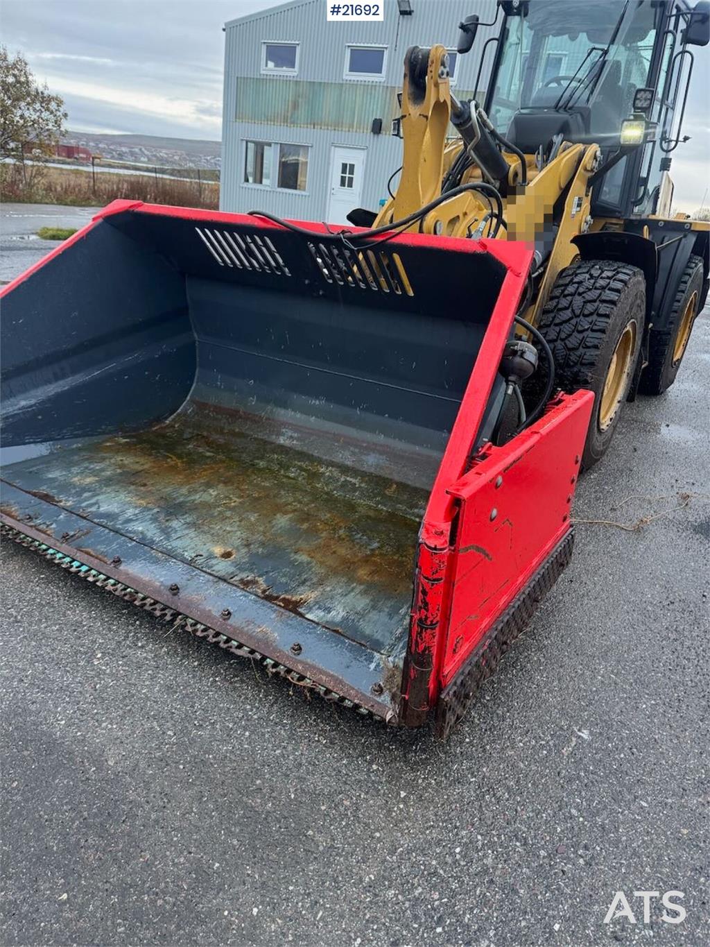CAT 918M wheel loader w/ grading bucket, flap wing buc