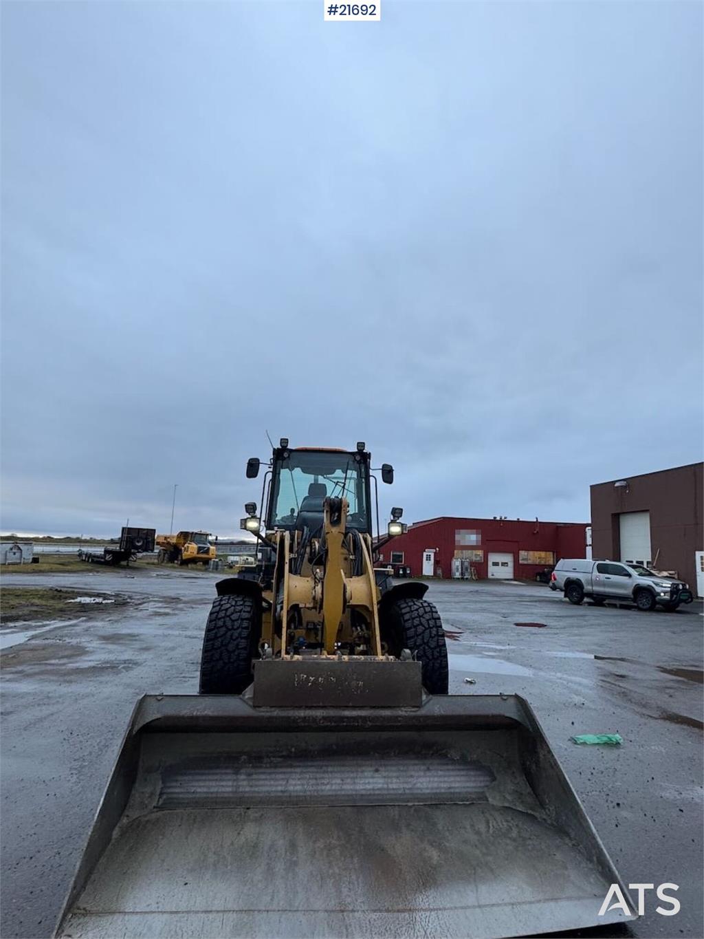CAT 918M wheel loader w/ grading bucket, flap wing buc