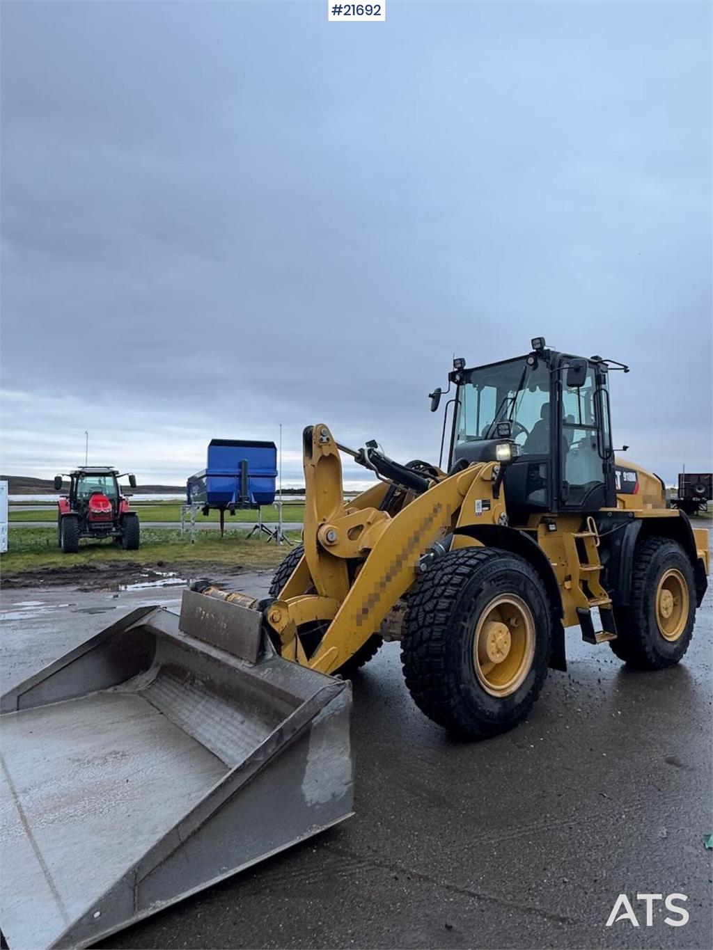 CAT 918M wheel loader w/ grading bucket, flap wing buc