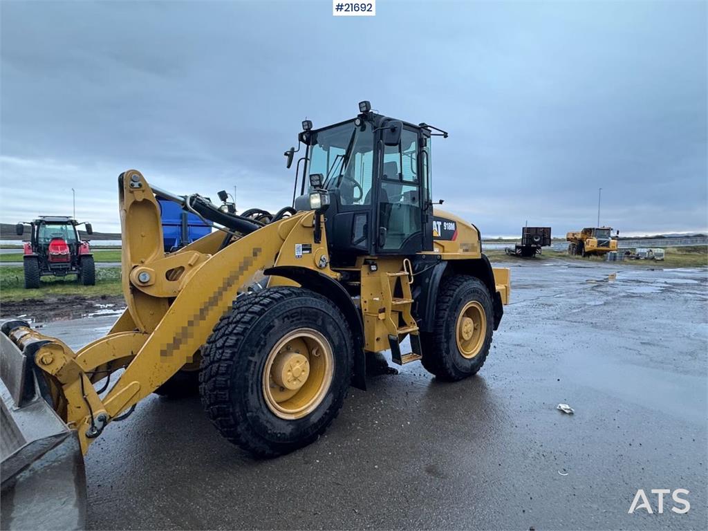 CAT 918M wheel loader w/ grading bucket, flap wing buc