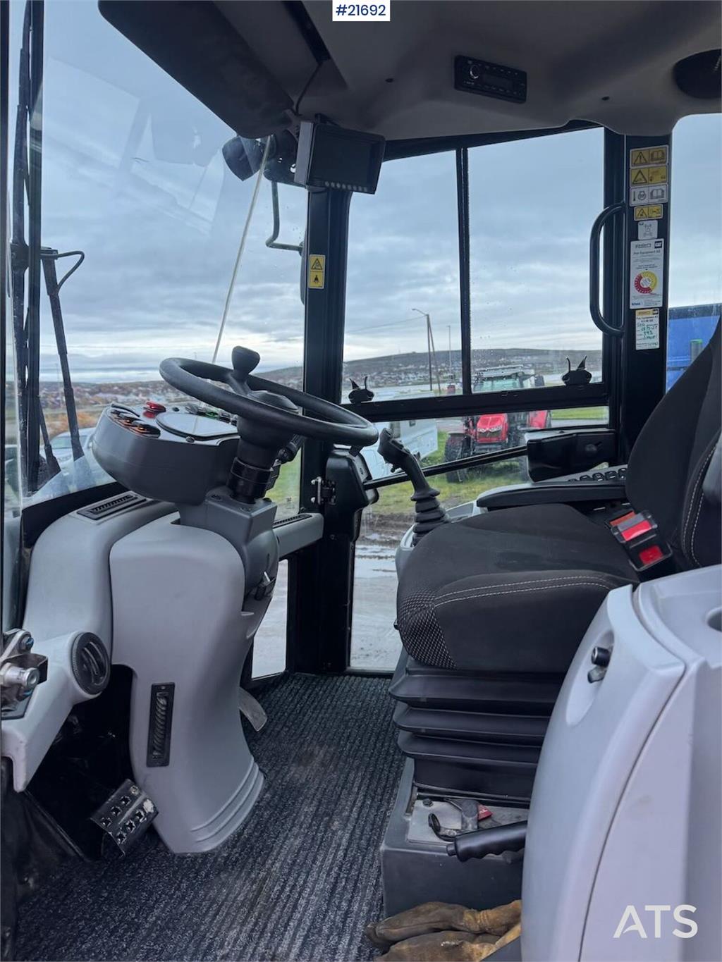 CAT 918M wheel loader w/ grading bucket, flap wing buc