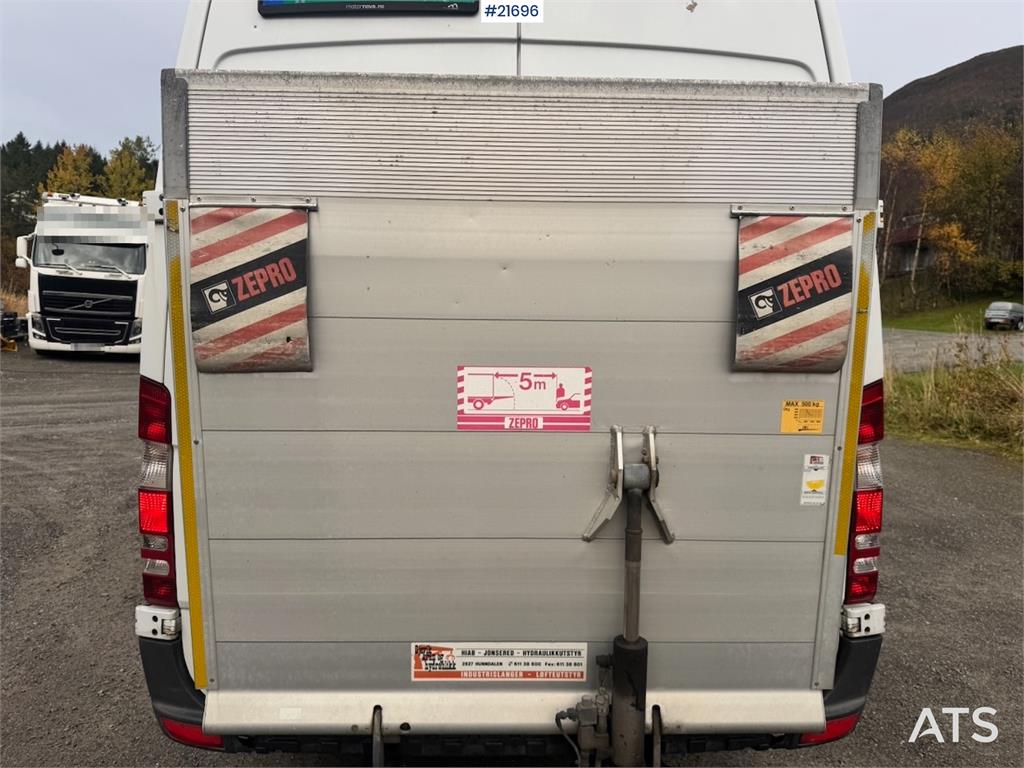 Mercedes-Benz Sprinter 316 w/ Lift