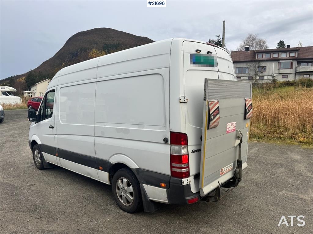 Mercedes-Benz Sprinter 316 w/ Lift
