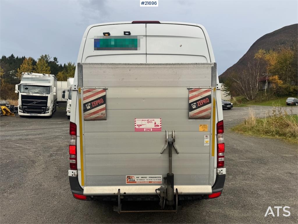 Mercedes-Benz Sprinter 316 w/ Lift