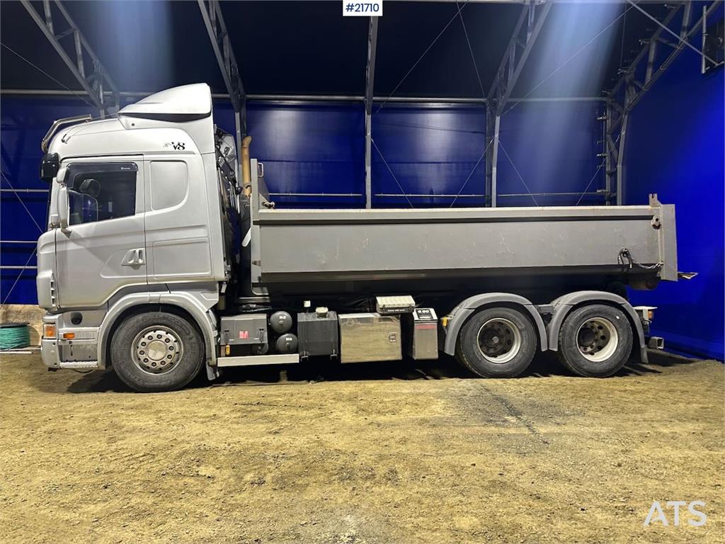 Scania R560 brøyterigget krokbil m / 20 T krok og kasse.