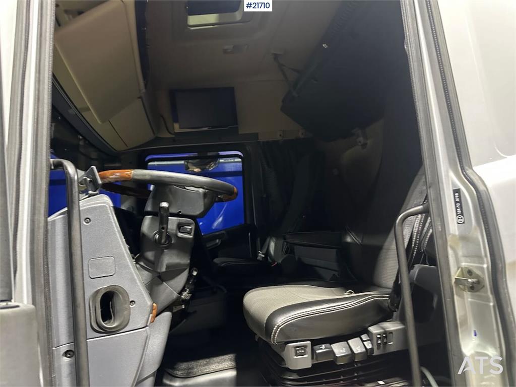 Scania R560 brøyterigget krokbil m / 20 T krok og kasse.