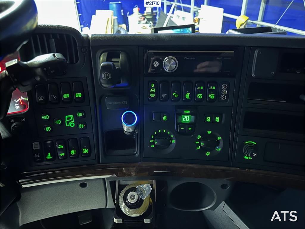 Scania R560 brøyterigget krokbil m / 20 T krok og kasse.