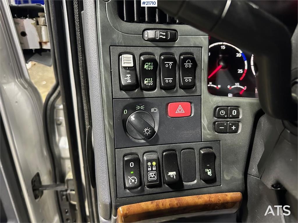 Scania R560 brøyterigget krokbil m / 20 T krok og kasse.