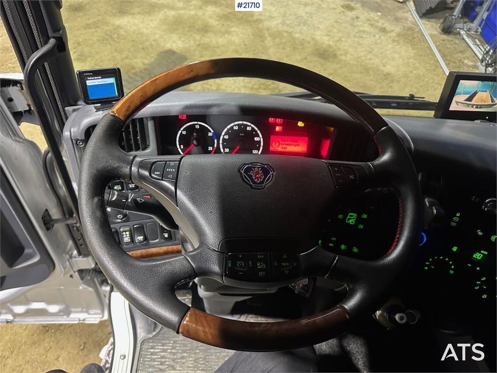 Scania R560 brøyterigget krokbil m / 20 T krok og kasse.