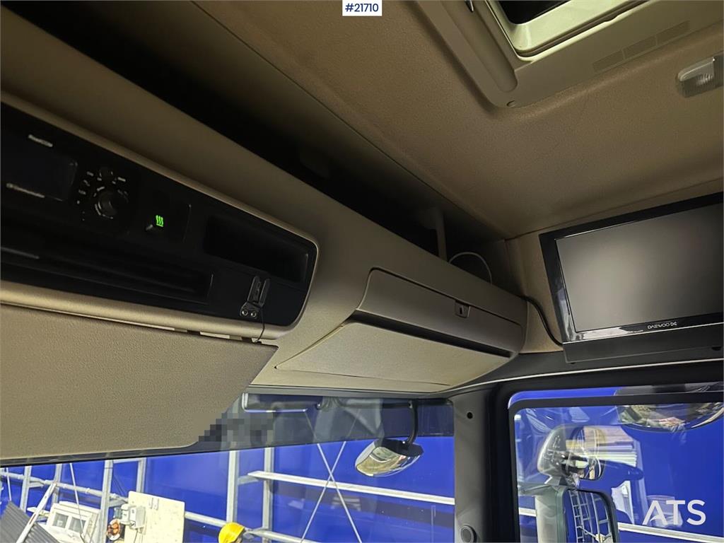 Scania R560 brøyterigget krokbil m / 20 T krok og kasse.