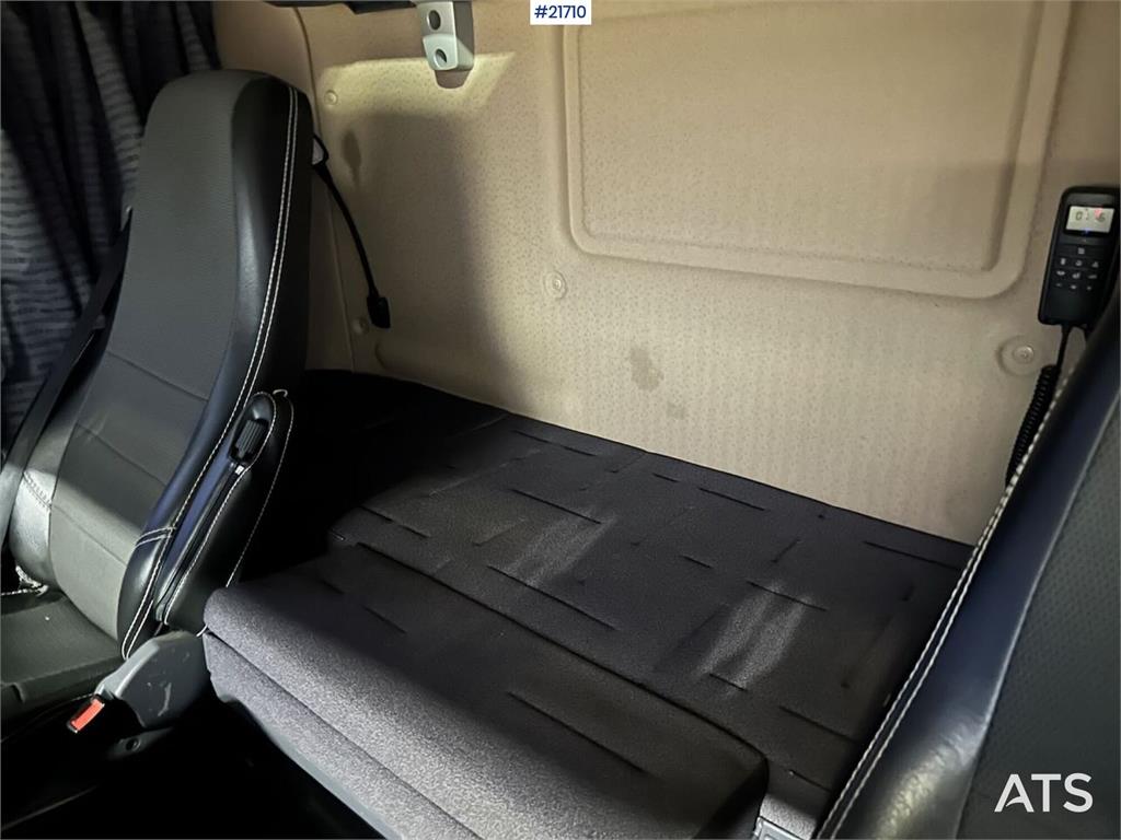 Scania R560 brøyterigget krokbil m / 20 T krok og kasse.