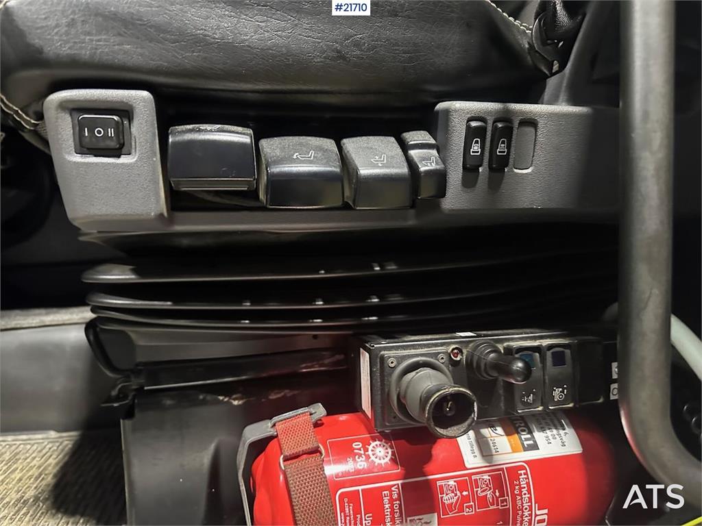 Scania R560 brøyterigget krokbil m / 20 T krok og kasse.