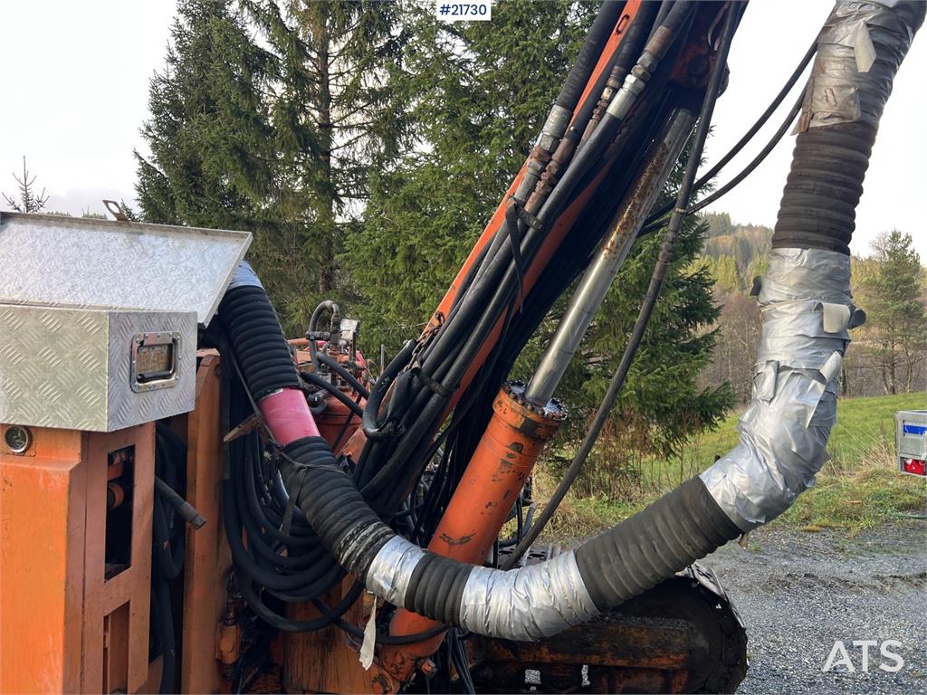 Tamrock DHA400 Drilling rig w/ CPR 438L hammer