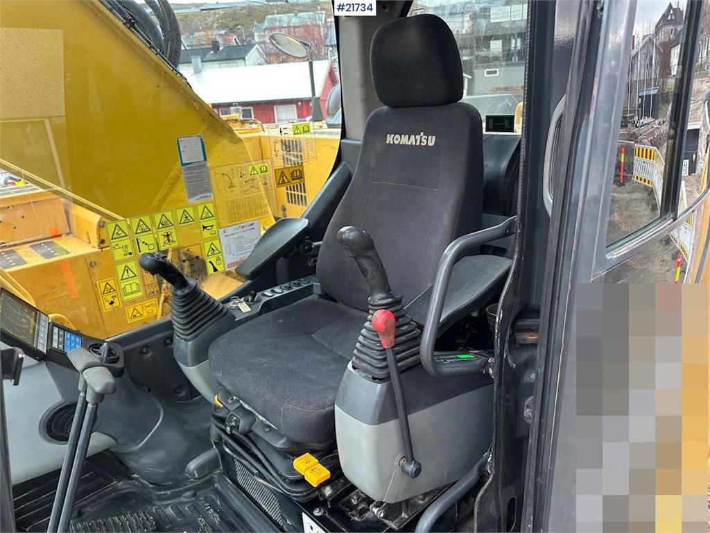 Komatsu PC228USLC-8 excavator w/ 3 buckets and tiltrotator