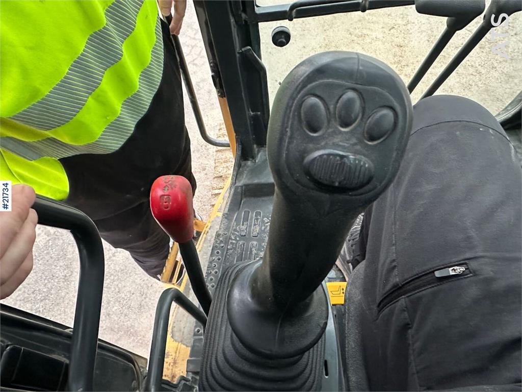 Komatsu PC228USLC-8 excavator w/ 3 buckets and tiltrotator