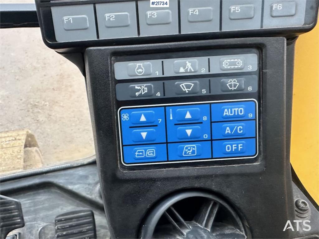 Komatsu PC228USLC-8 excavator w/ 3 buckets and tiltrotator