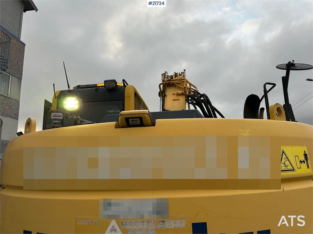 Komatsu PC228USLC-8 excavator w/ 3 buckets and tiltrotator