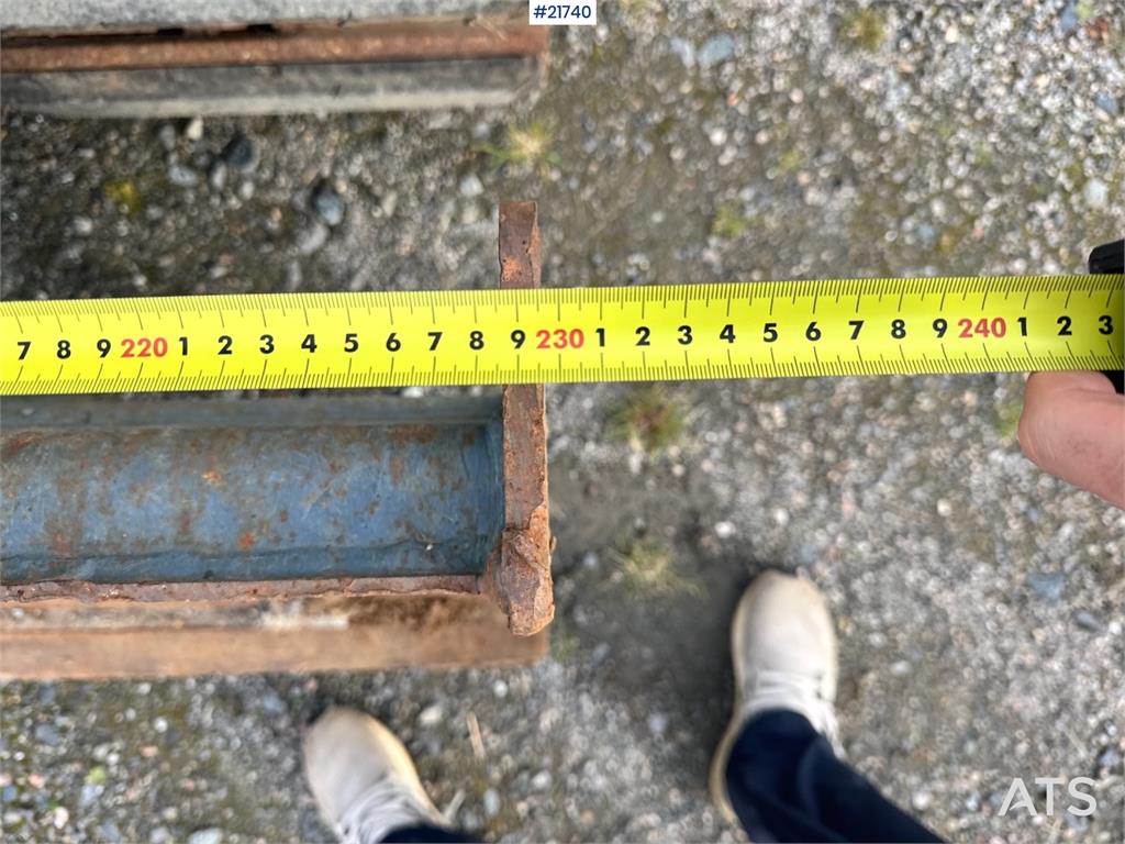 Kobelco SK75SR-3E w/ Rototilt, 2 buckets and grapple. 1850