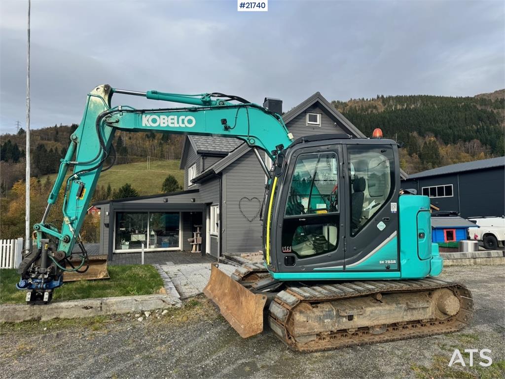 Kobelco SK75SR-3E w/ Rototilt, 2 buckets and grapple. 1850