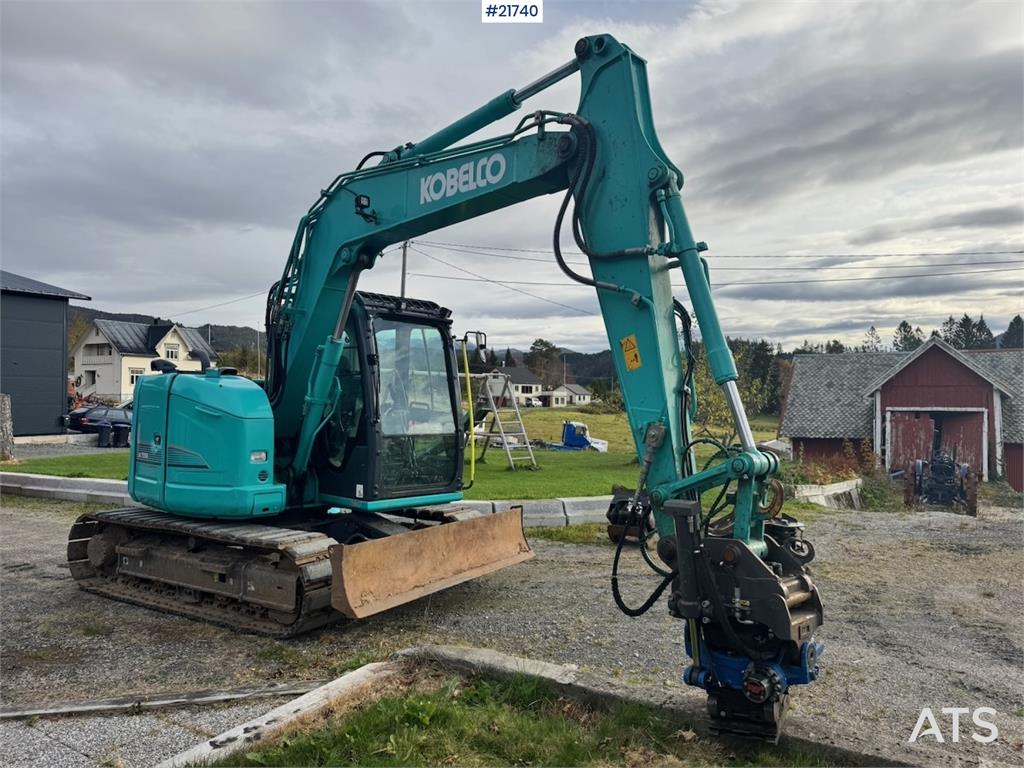 Kobelco SK75SR-3E w/ Rototilt, 2 buckets and grapple. 1850
