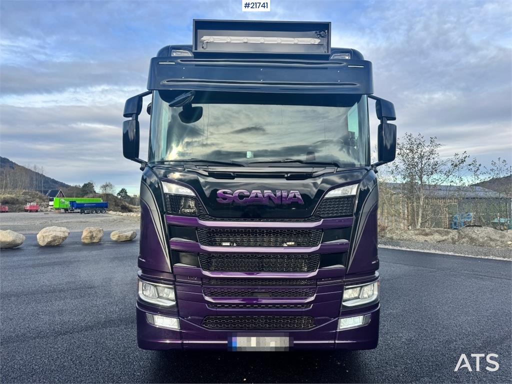 Scania R580 Tridem Hooklift w/ Crane hydraulics. Freshly