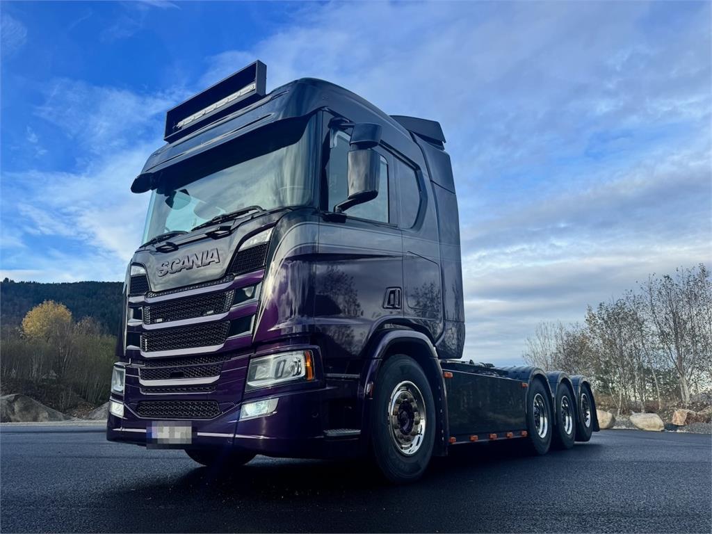 Scania R580 Tridem Hooklift w/ Crane hydraulics. Freshly