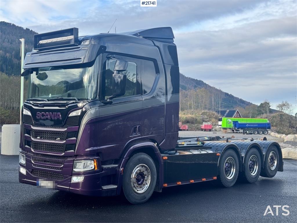 Scania R580 Tridem Hooklift w/ Crane hydraulics. Freshly