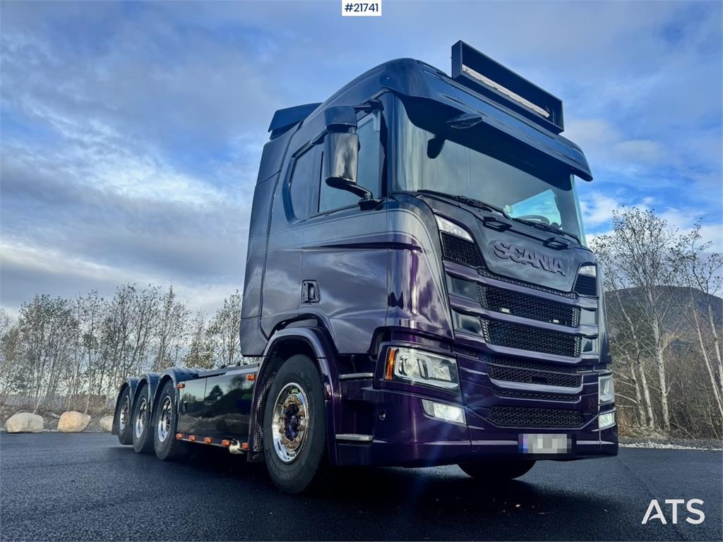 Scania R580 Tridem Hooklift w/ Crane hydraulics. Freshly