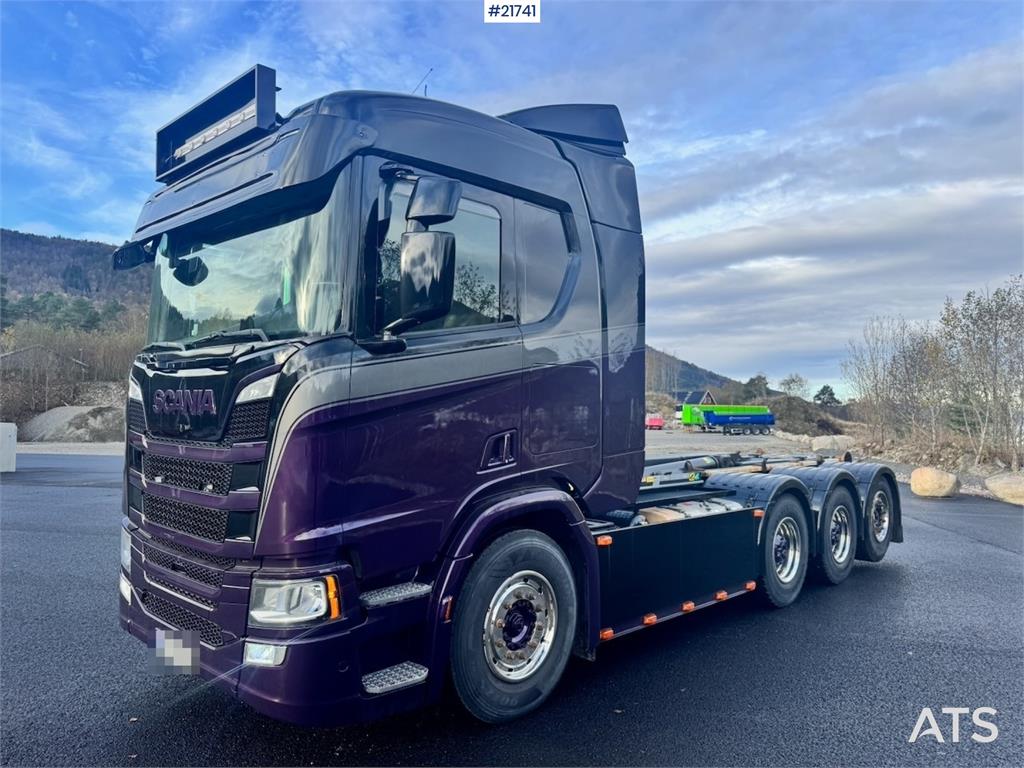 Scania R580 Tridem Hooklift w/ Crane hydraulics. Freshly