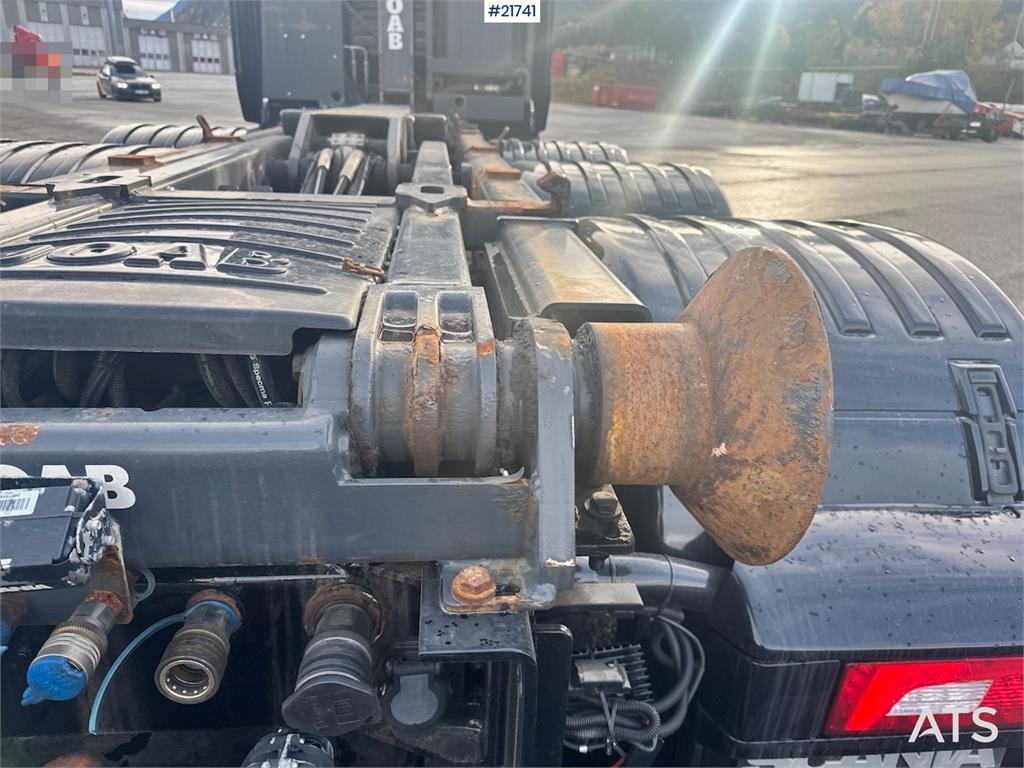 Scania R580 Tridem Hooklift w/ Crane hydraulics. Freshly