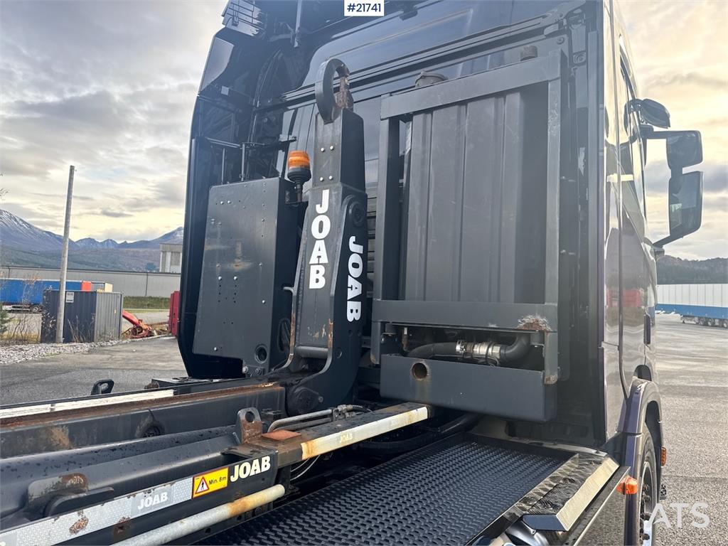 Scania R580 Tridem Hooklift w/ Crane hydraulics. Freshly