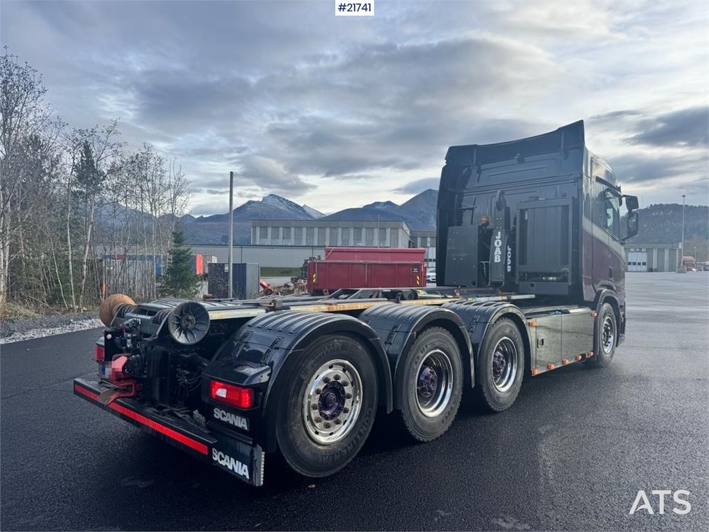 Scania R580 Tridem Hooklift w/ Crane hydraulics. Freshly