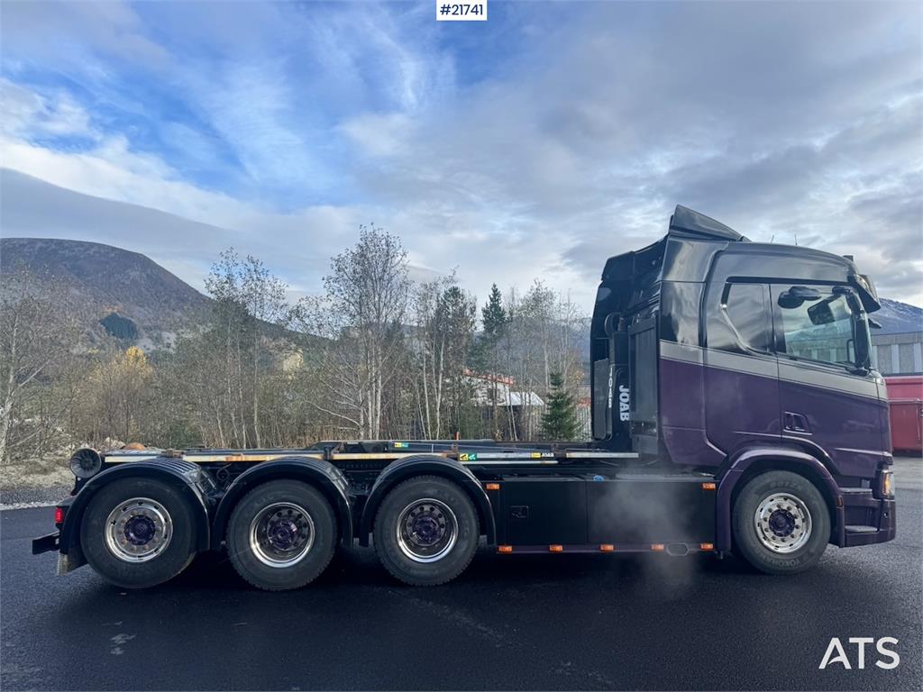 Scania R580 Tridem Hooklift w/ Crane hydraulics. Freshly