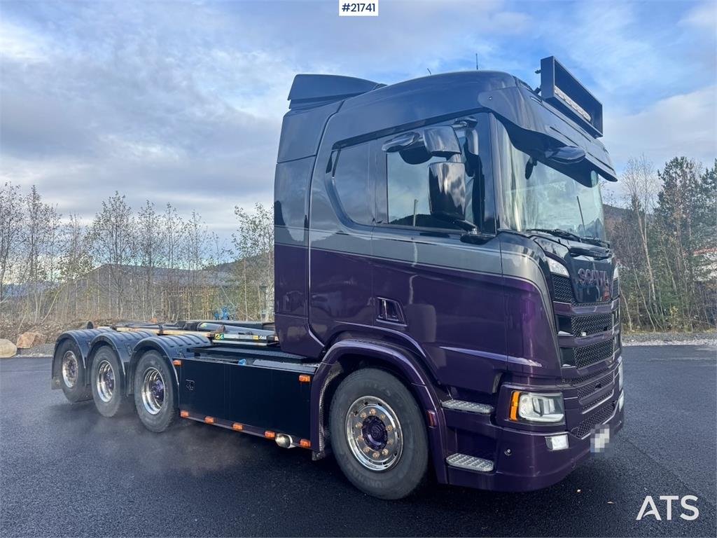 Scania R580 Tridem Hooklift w/ Crane hydraulics. Freshly