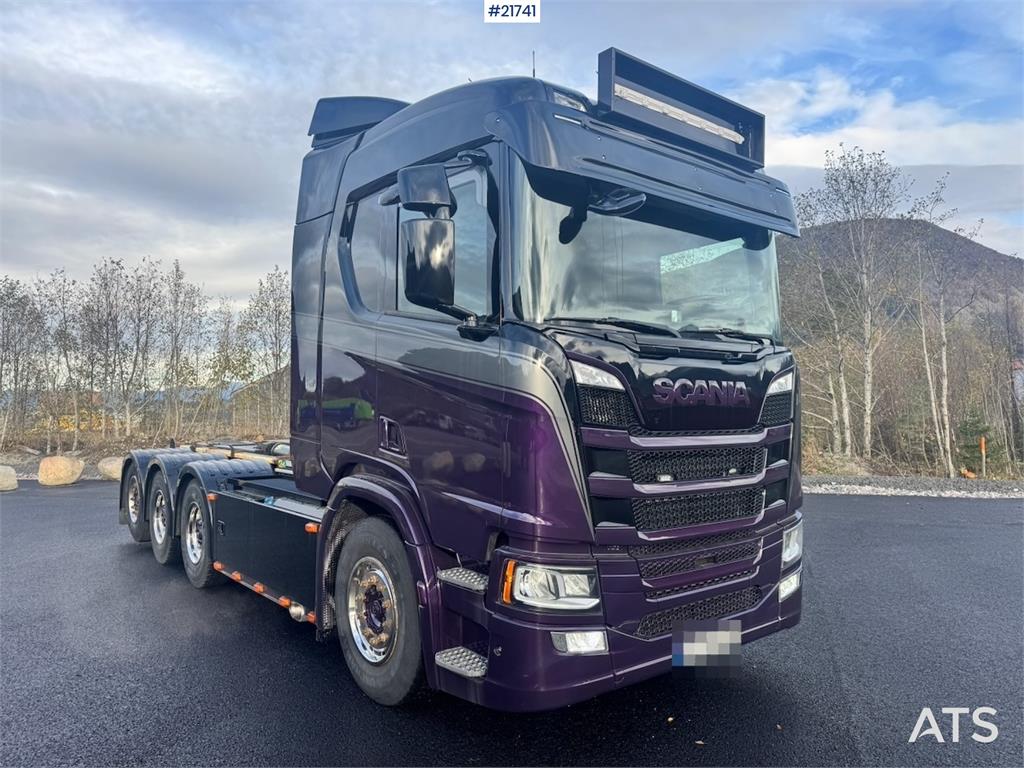 Scania R580 Tridem Hooklift w/ Crane hydraulics. Freshly