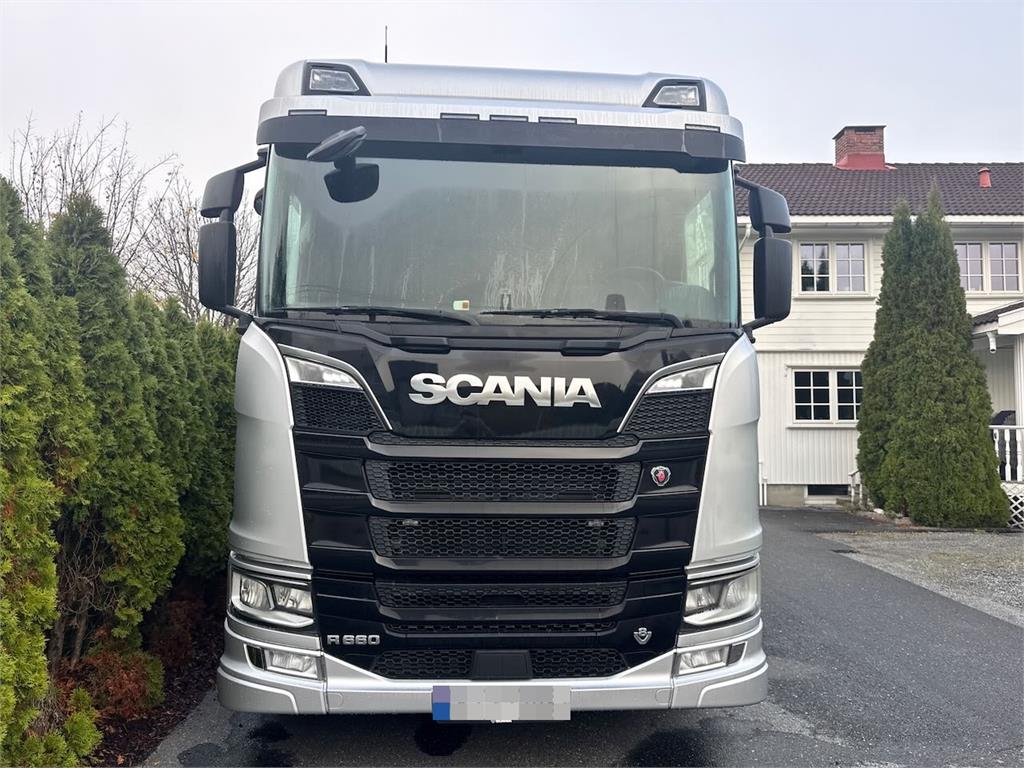 Scania R660 6x4 Asphalt Truck with Carnehl Asphalt Traile