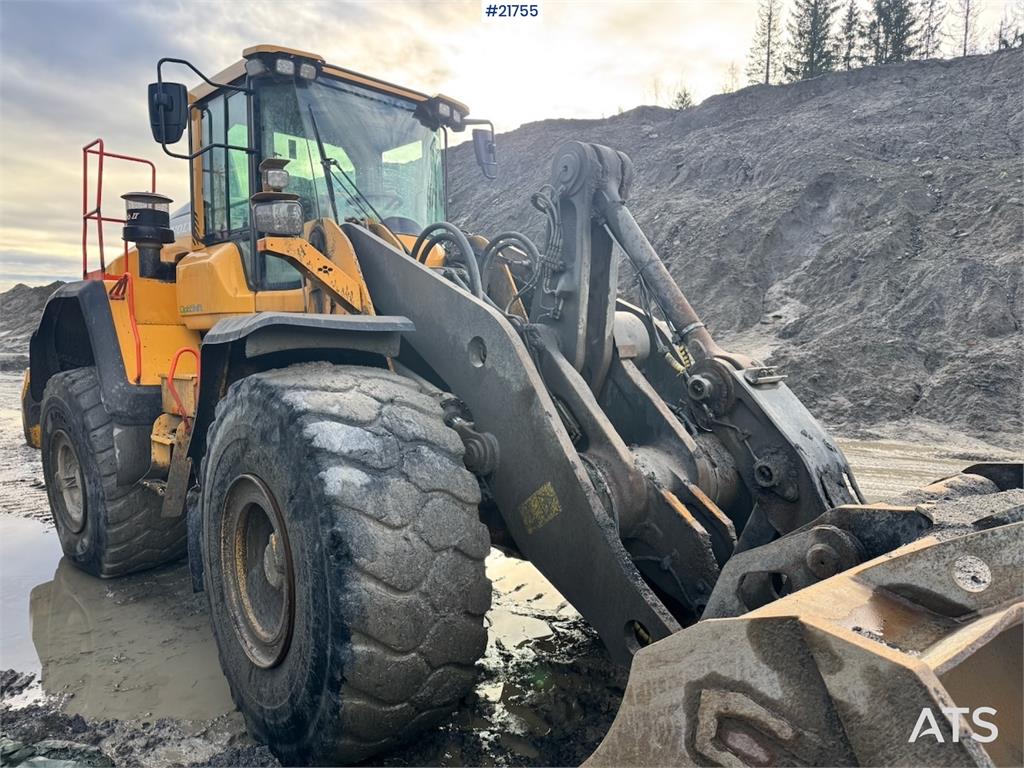 Volvo L180H Wheel Loader w/ Bucket.