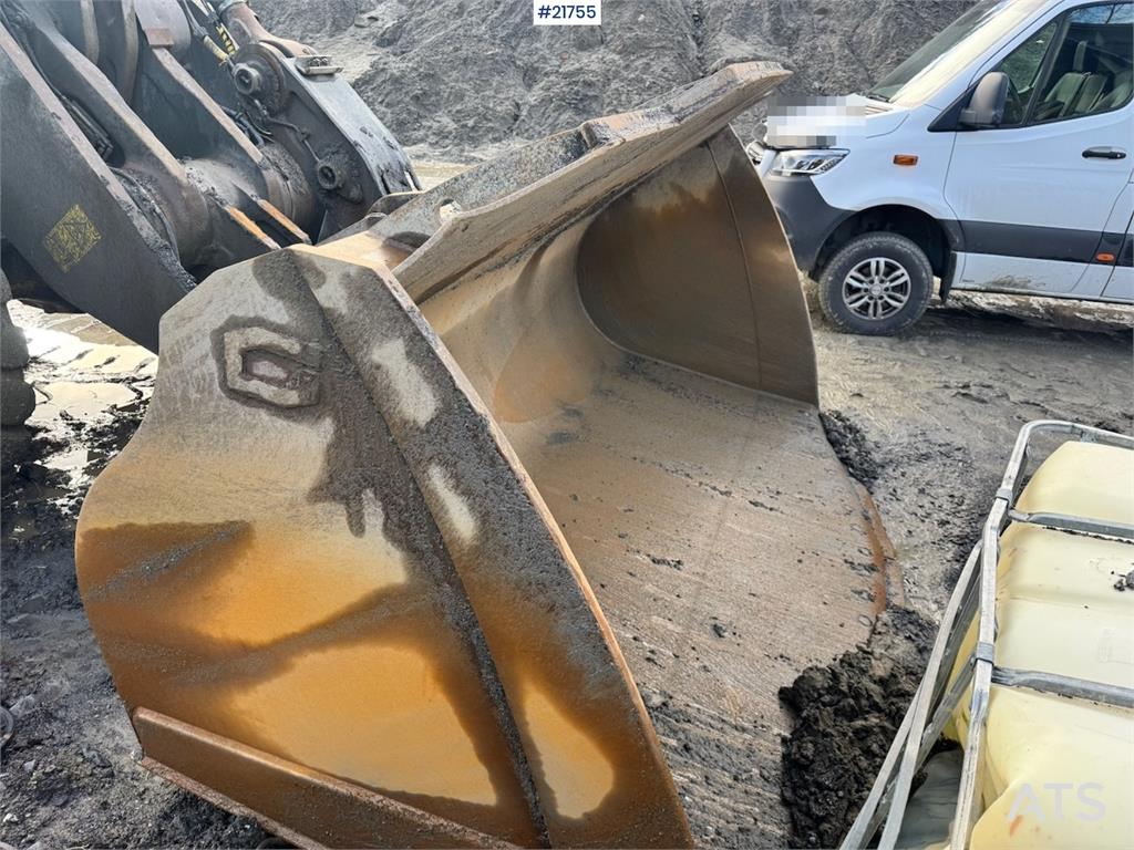 Volvo L180H Wheel Loader w/ Bucket.
